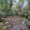 Magnanerie lovée dans la forêt, bordée par la rivière á 5 minutes du village
