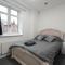Large Central Apartment - free nearby parking
