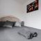 Large Central Apartment - free nearby parking