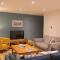 Stylish flat in central Tenby & free parking