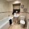 3br House Ossett-Wakefield, Free Parking 3 cars Wi Fi Long stays