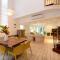 The Condo - A Spacious Villa Near Beach and Town