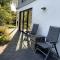 Modernes Holzhaus im skandinavischen Stil mit großem Garten und Sauna