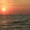 Sunset Cottage, 3 min walk to beach, sleeps 7 - Lambton Shores