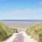 2 Bedroom Cozy Home In Gouville-Sur-Mer