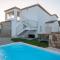 Apartment with Pool View 