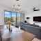 Waterside Retreat: Modern 2BR, Mins to Beach & Apt - 萨拉索塔