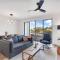 Waterside Retreat: Modern 2BR, Mins to Beach & Apt - 萨拉索塔