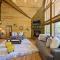Iron Horse Lodge sleeps 18, Games, Fire Pit, Hot Tub, EV, more