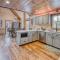 WolfCabin Lux Family Home, Fire Pit, Hot Tub, ADA ramp, ez paved rds