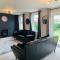 Chic 5 Bedroom House with Private Parking & Garden