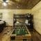 WolfCabin Lux Family Home, Fire Pit, Hot Tub, ADA ramp, ez paved rds