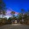 Iron Horse Lodge sleeps 18, Games, Fire Pit, Hot Tub, EV, more