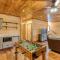 WolfCabin Lux Family Home, Fire Pit, Hot Tub, ADA ramp, ez paved rds