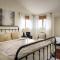 Modern w Hot Tub, Sauna, WiFi, Fire Pit, Grill, Deck