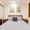 Reflections Broadbeach- Heated Pool! Complete Waterfront Entertainer with Huge Deck, Pool Table and Pontoon - Gold Coast