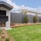 The Queenslander! Complete Entertainer - Huge - Stylish - Games - Full Level Pool Room - Smokehouse - Secure Parking - Yard #NEW!