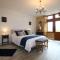 COSTA DEL PORTE : Maison de charme au coeur du village classé de Beynac avec vue*****