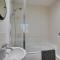 Eider Cottage: Lake View & Access in the Cotswolds