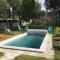 A pretty family house located in a tranquil area with a pretty view of the Luberon range.