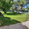 A pretty family house located in a tranquil area with a pretty view of the Luberon range.