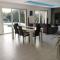 very pretty contemporary villa with pool located in Aureille in the alpilles, close to the center on foot. sleeps 4.