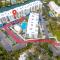 Waterside Retreat: Modern 2BR, Mins to Beach & Apt - 萨拉索塔