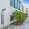 Waterside Retreat: Modern 2BR, Mins to Beach & Apt - 萨拉索塔