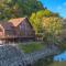 Custom Waterfront Lodge, 4 bed, 4 Bath, Sleeps 12!