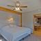 Custom Waterfront Lodge, 4 bed, 4 Bath, Sleeps 12!