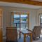 Custom Waterfront Lodge, 4 bed, 4 Bath, Sleeps 12! - Marquette