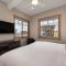 NEW Condo Grand Park W/Hot Tub & Mountain View