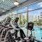 Waterside Retreat: Modern 2BR, Mins to Beach & Apt - 萨拉索塔