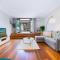 Ultimo Escape - Walk to City - Unique 2 Bedroom Apt - Sleeps 8