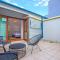 Ultimo Escape - Walk to City - Unique 2 Bedroom Apt - Sleeps 8