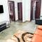 Modern City Retreat in Adenta- 2Bed,5star Service, Free Wifi, 24-7 Security, Close to Highway, by DLA