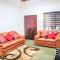 Modern City Retreat in Adenta- 2Bed,5star Service, Free Wifi, 24-7 Security, Close to Highway, by DLA