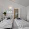 Luxury apt w shared pool 3 balconies and terrace