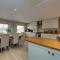 Leeward House -Solent views, Parking,High Street Location, Couples, Groups, Families and Professionals Welcome