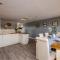 Leeward House -Solent views, Parking,High Street Location, Couples, Groups, Families and Professionals Welcome