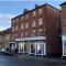 Leeward House -Solent views, Parking,High Street Location, Couples, Groups, Families and Professionals Welcome