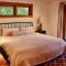 Lux, designer 8-acre retreat with private creek - نيفادا سيتي