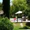 typical provencal mas with pool, a little corner of paradise with view of sainte victoire, close to aix en provence, sleeps 10. - Венель