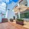 Modern Two Bedroom Apartment With Pool