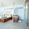 Oceanside 3 Bedroom Luxury Villa with Private Pool, 500ft from Long Bay Beach -V5 - 普罗维登西亚莱斯岛