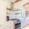 Renovated kitchen less than 2 miles to Beach! - هارويتش