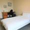 Comfortable 4 bed Apt in Paisley Next to Station