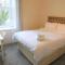 Comfortable 4 bed Apt in Paisley Next to Station