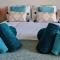 Beach Front Coastal Retreat with Sea Views - 金斯布里奇