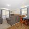 Cedar Cottage - Unit 3 Tudor Village - Bright